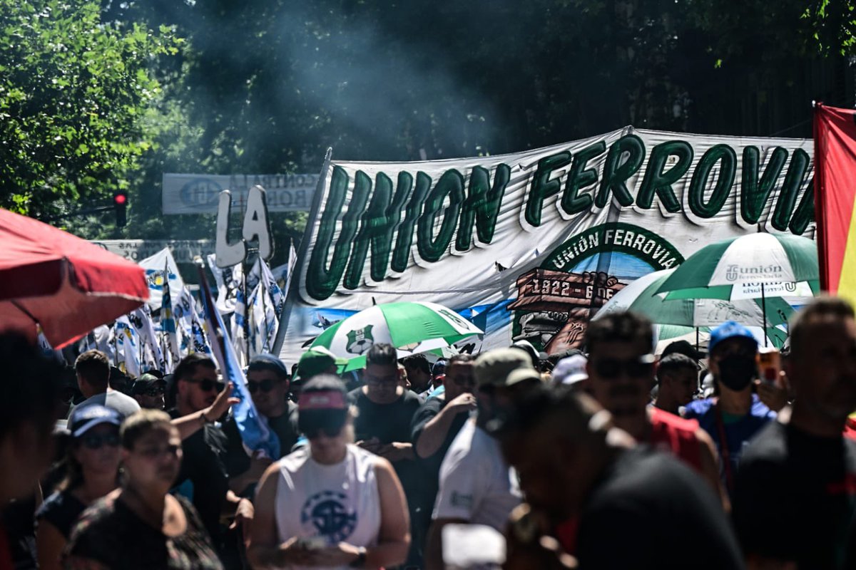 Con la movilización en la calle y la convicción en el Congreso, vamos a frenar la Reforma Laboral del Gobierno Nacional. 

No permitiremos que destruyan los derechos conquistados por el pueblo argentino. 🇦🇷

En defensa del trabajo y la dignidad. ✊
#NoALaReformaLaboral