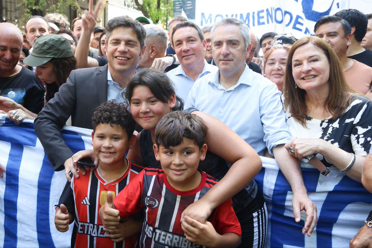 larroqueandres's tweet image. Junto al gobernador @Kicillofok, intendentes, legisladores y referentes sociales marchamos con el Movimiento Obrero Organizado en defensa de los trabajadores y los derechos laborales.

Frenar la reforma laboral de Milei es defender el trabajo argentino, la industria nacional y el…