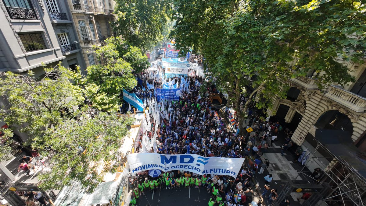 larroqueandres's tweet image. Junto al gobernador @Kicillofok, intendentes, legisladores y referentes sociales marchamos con el Movimiento Obrero Organizado en defensa de los trabajadores y los derechos laborales.

Frenar la reforma laboral de Milei es defender el trabajo argentino, la industria nacional y el…