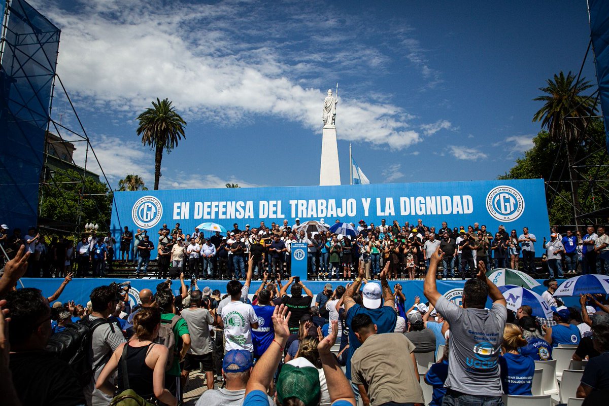 larroqueandres's tweet image. Junto al gobernador @Kicillofok, intendentes, legisladores y referentes sociales marchamos con el Movimiento Obrero Organizado en defensa de los trabajadores y los derechos laborales.

Frenar la reforma laboral de Milei es defender el trabajo argentino, la industria nacional y el…