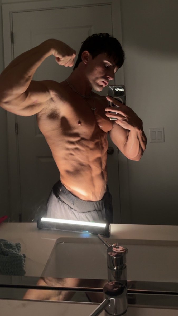 GodKytherionn's tweet image. A body built to be worshipped 🤑