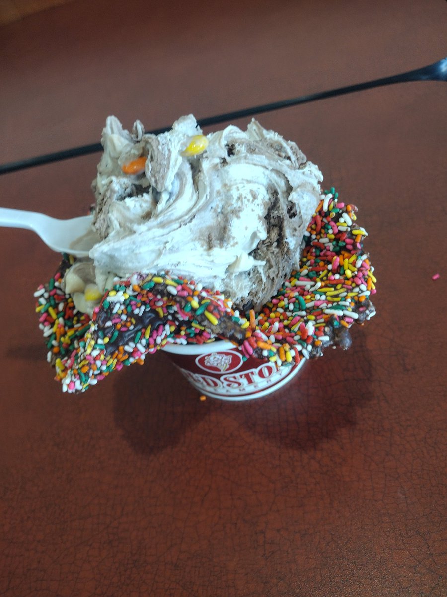 GeekRema's tweet image. Went to a cold stone creamery