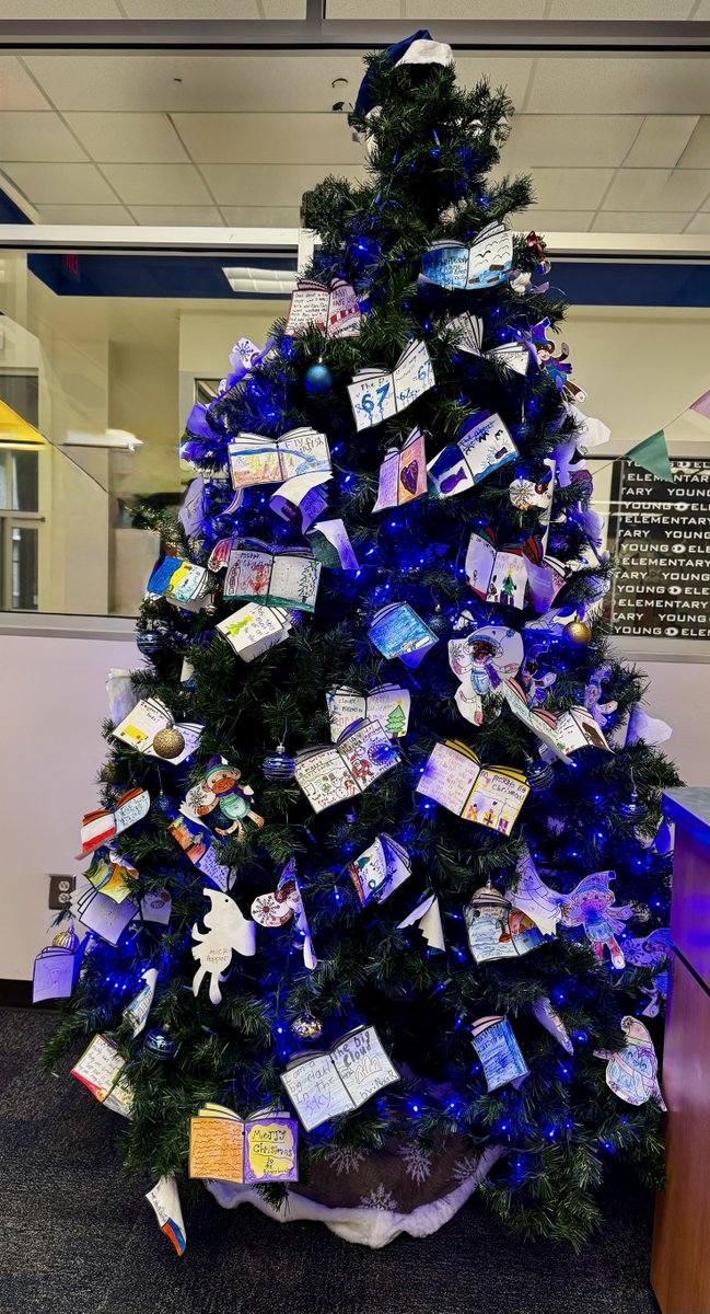 decaturisdlib's tweet photo. 🎄💙🦅📚 https://t.co/6ZNbfS07UZ