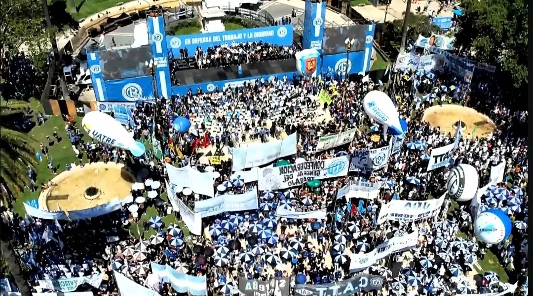Estuvimos en Plaza de Mayo junto a miles de compañeras y compañeros, presentes en las calles en una masiva movilización contra la reforma laboral. Gremios y movimientos sociales marchamos para defender el trabajo, los derechos conquistados y la dignidad de las trabajadoras y los