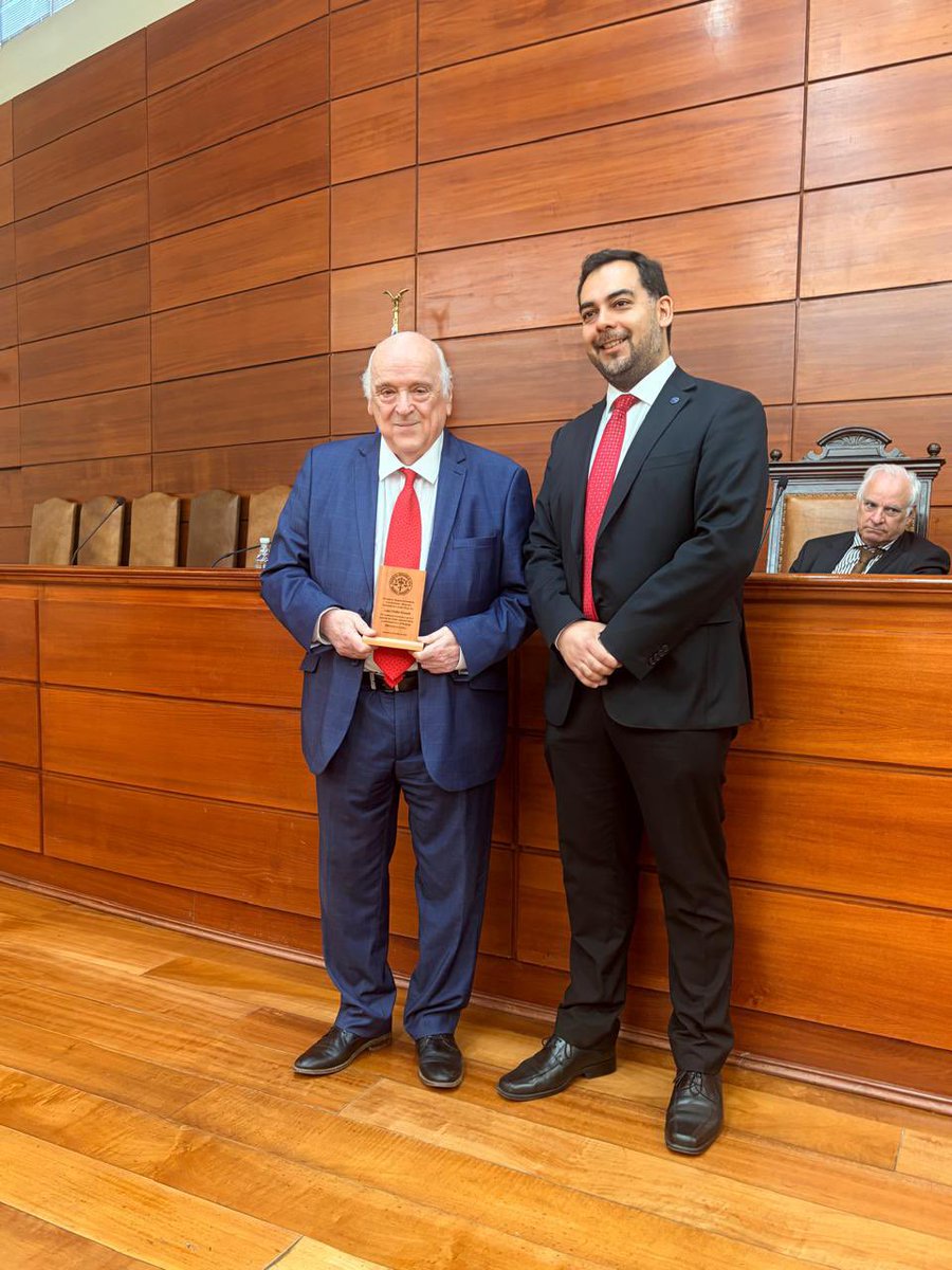 👏 El profesor Luis Ubilla Grandi recibió un merecido reconocimiento por parte del Colegio de Abogados de Concepción.                                  

<a href="/ucscconcepcion/">UCSC Concepción</a>