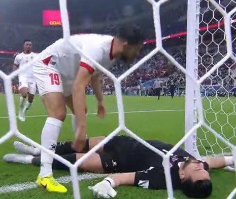 ابوليلى انتقد سالم ظلما لاجل الترند والاضافات ويعلم ان هناك جماهير مسيار مخلفات لسدني واوراوا والسد والعين سوف يساندونه ويلمعونه في هذه البطوله فحصل له مايريد من تلميع واسائه لابن جلدتهم سالم الدوسري كبتن منتخبنا ولا يعلم انهم نكبه كل فريق او منتخب يشجعونه فوقعت النكبه وخسركل شي