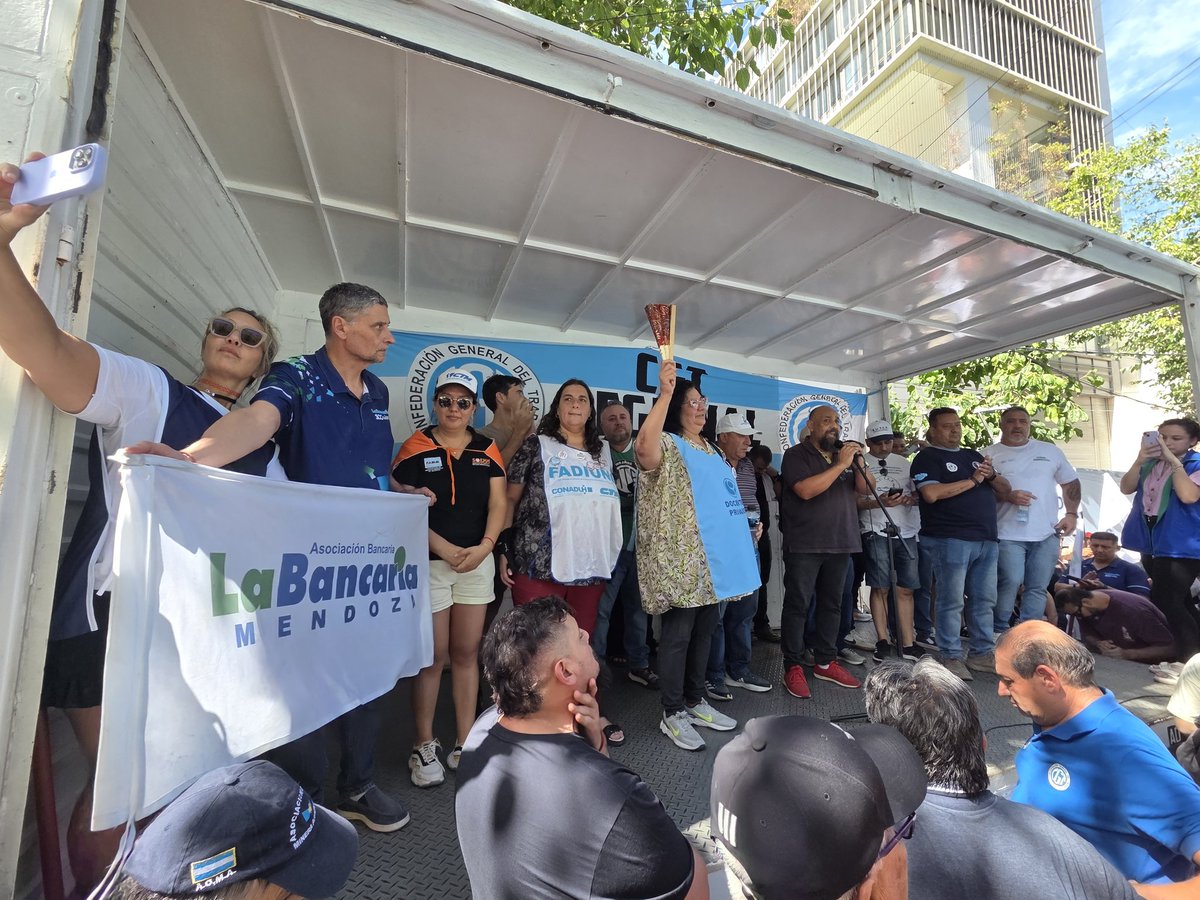 Presentes en la multitudinaria movilización contra la reforma laboral regresiva. Las y los trabajadores dijimos basta al ajuste y a la pérdida de derechos.
La Bancaria Mendoza en la calle, defendiendo el trabajo y la dignidad. 
#NoALaReformaLaboral  #UnidadDeLosTrabajadores