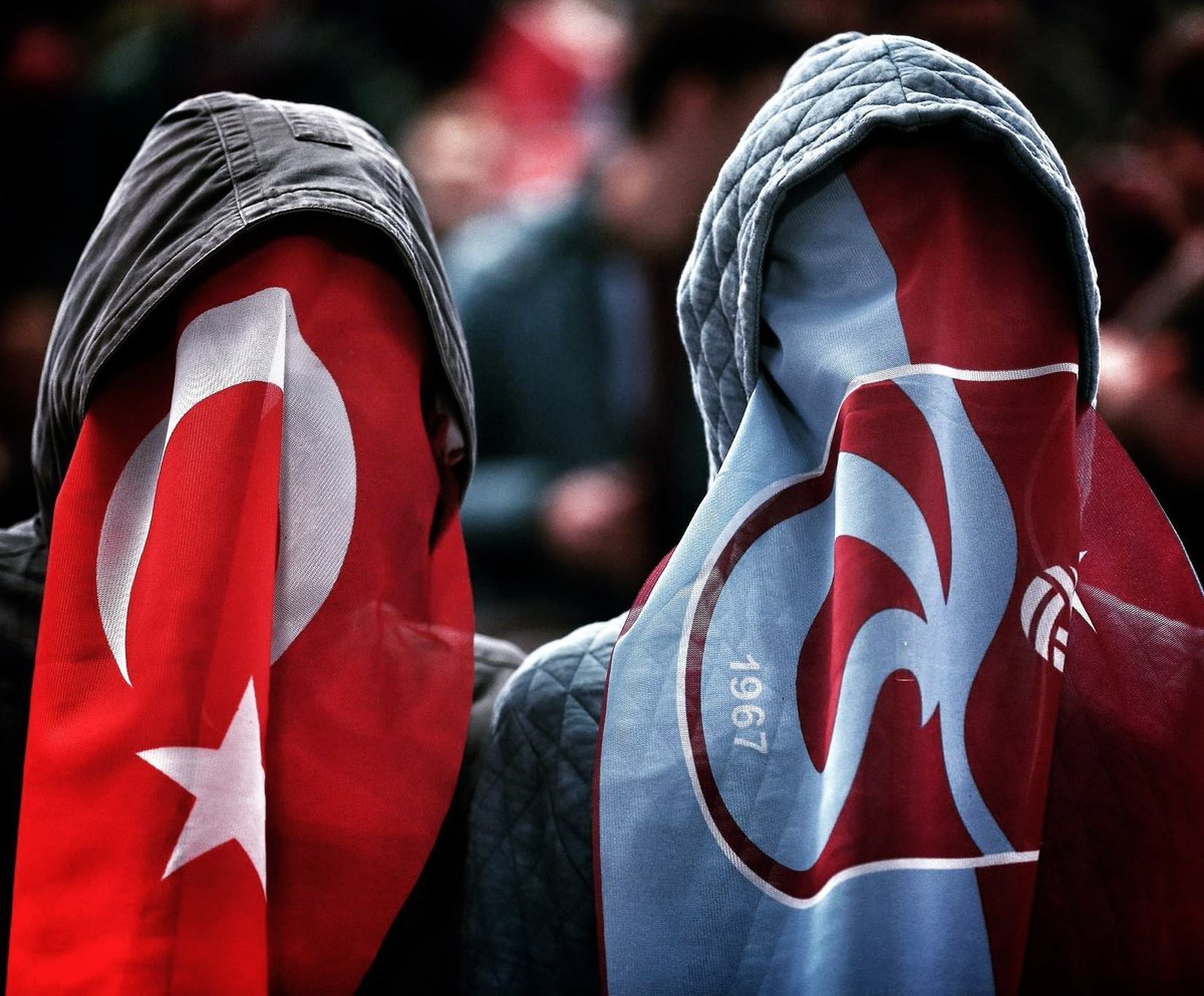 Vatansever Bursaspor tribünlerine vurulmaya çalışılan “kadın düşmanı” yaftasının altında bin yıllık bir hazımsızlığı kendine bayrak yapan terör örgütü sempatizanlarının gerçek derdinin ne olduğunu biliyoruz.

Bursaspor tribünleri üzerinden tribünlere ve vatanperver halkımıza neyi