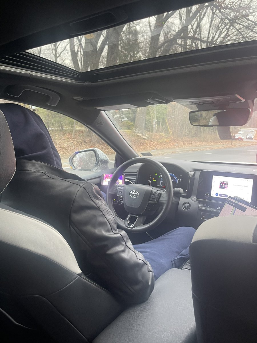 fullbackmotion's tweet image. My uber drivers watching Netflix bro
