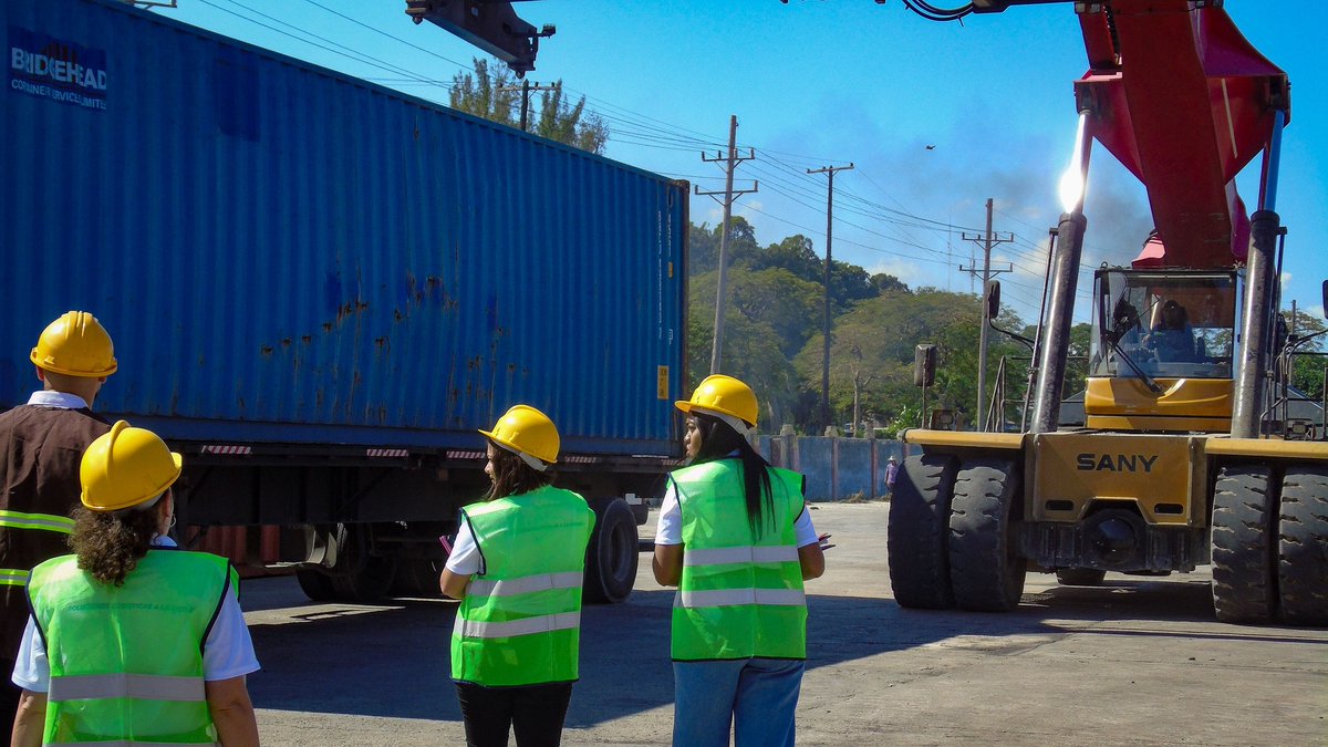 Thunder Containers: la transportación de contenedores en Cuba
Thunder Containers es una sociedad mercantil de capital 100% cubano, patrocinada por el Grupo Empresarial de Transporte Marítimo Portuario (GEMAR) atendido por el Ministerio de Transporte. facebook.com/share/p/1FP2kB…