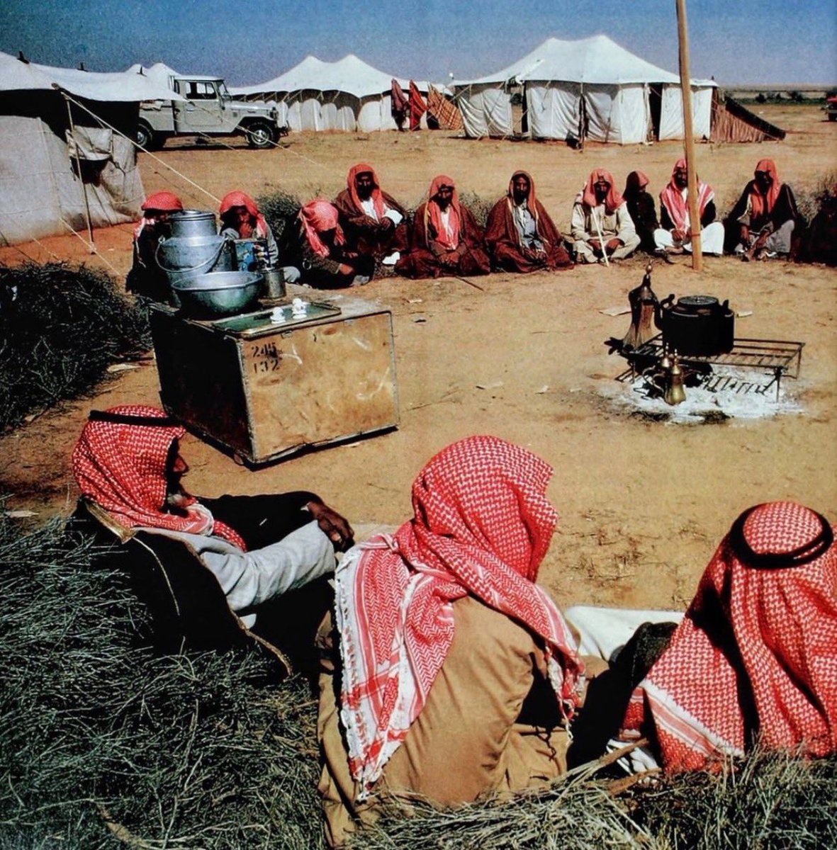 M3kkaz's tweet photo. في ساعة الشده تبين الأجاويد
ويظهر بوقت الضيق راعي الشهامة

ومن عود اليمنى على الطيب تعويد
يفرض على كل الوجود احترامه . https://t.co/yvLm7YDs0y