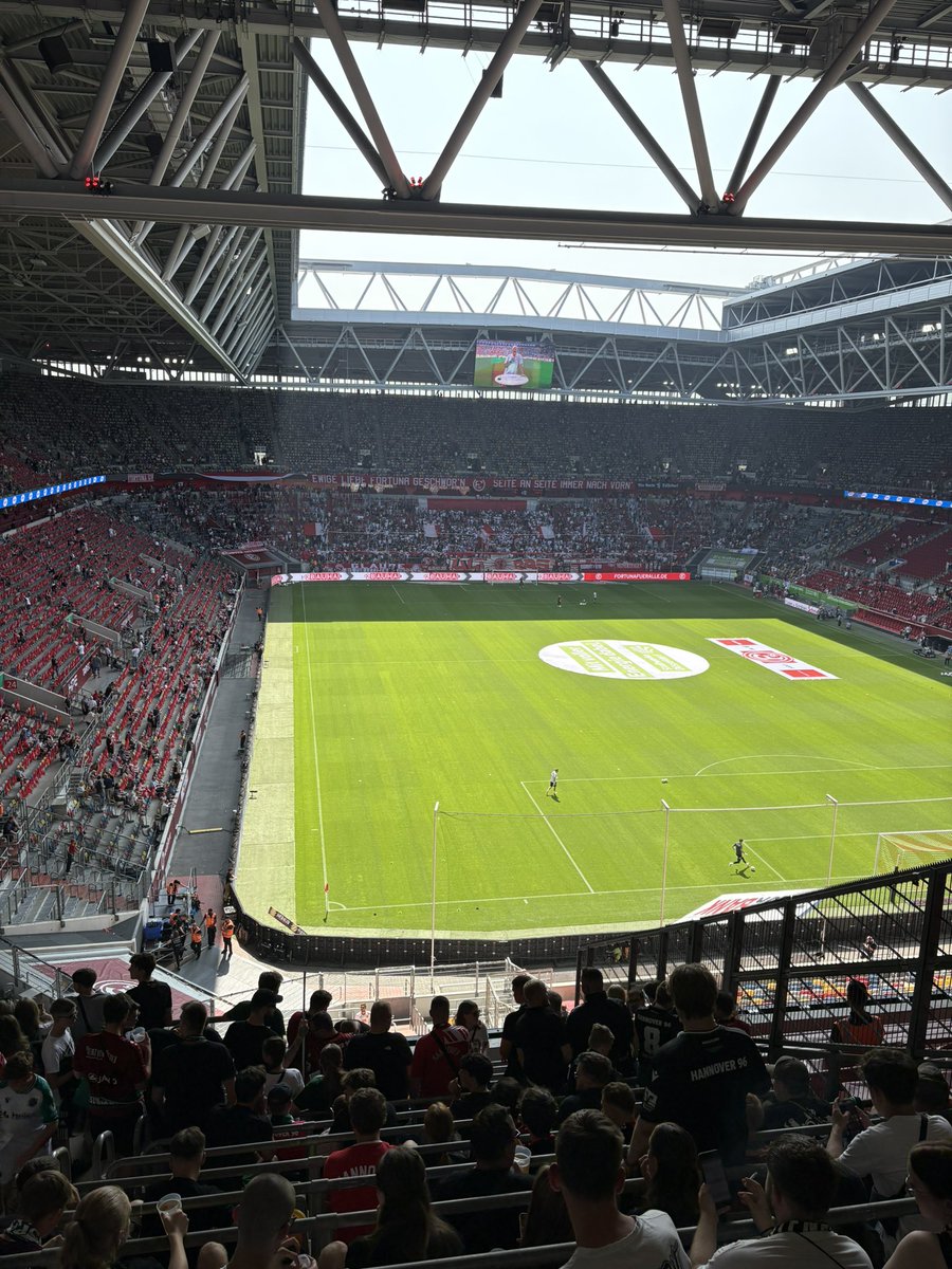 morrishsv's tweet image. 2025 nach Himmelsrichtungen

Nord: 🇩🇰 Right To Dream Park Nordsjælland
Ost: 🇩🇪 Olympiastadion Berlin
Süd: 🇨🇭 Letzigrund Zürich
West: 🇩🇪 Merkur Spiel Arena Düsseldorf