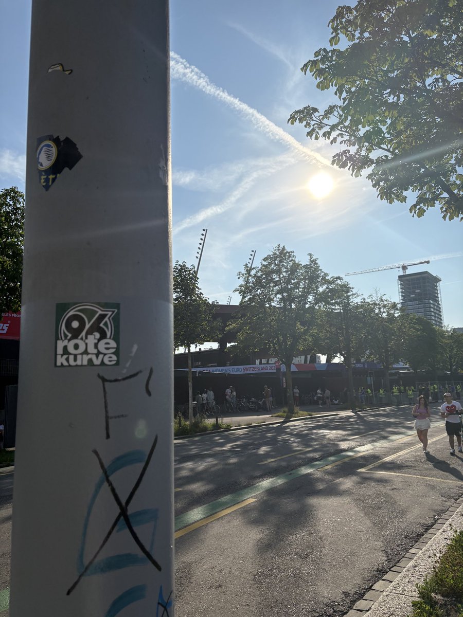 morrishsv's tweet image. 2025 nach Himmelsrichtungen

Nord: 🇩🇰 Right To Dream Park Nordsjælland
Ost: 🇩🇪 Olympiastadion Berlin
Süd: 🇨🇭 Letzigrund Zürich
West: 🇩🇪 Merkur Spiel Arena Düsseldorf