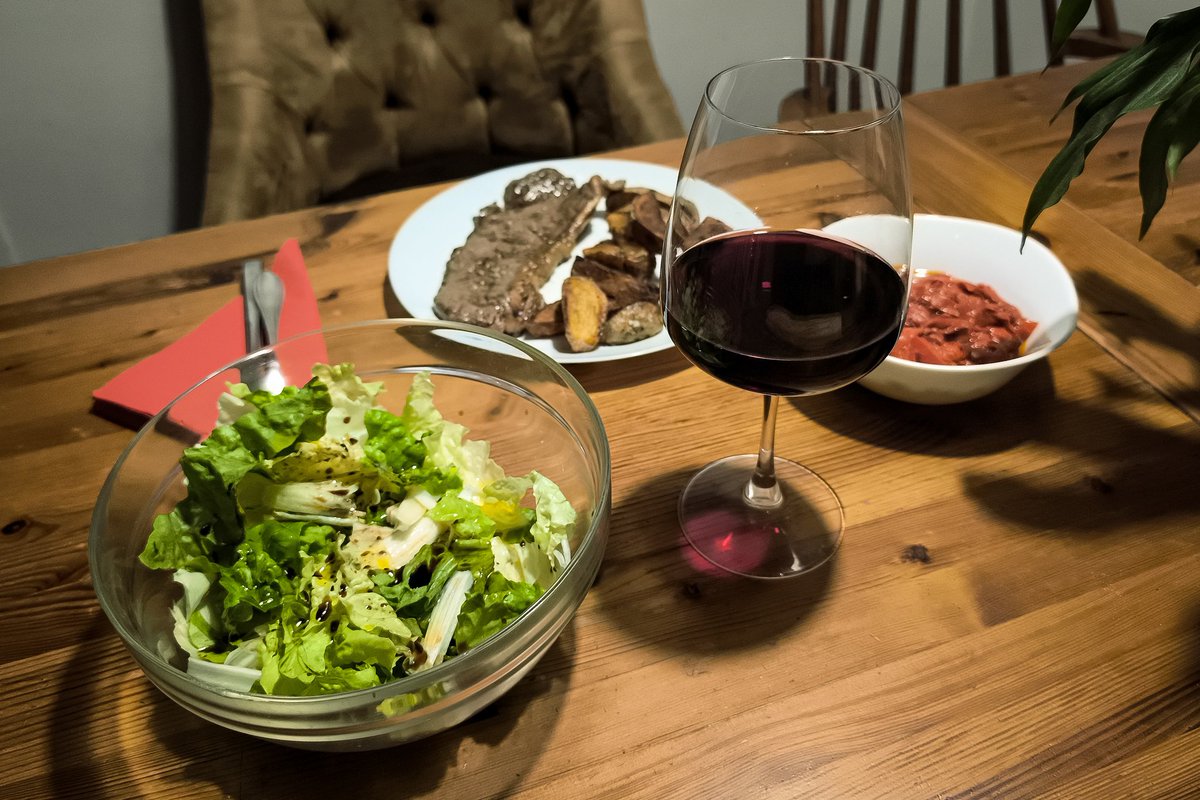 Enpresako afaria izan dugu gaur, eta den-denak etorri gara: argazkiak egiten dituena, editatzen dituena, proiektuak pentsatzen dituena, erredaktatzen dituena, administraziokoa, komunikazio arduraduna, marketinekoa, diru kontuak eramaten dituena,erosteko kamerak erabakitzen duena