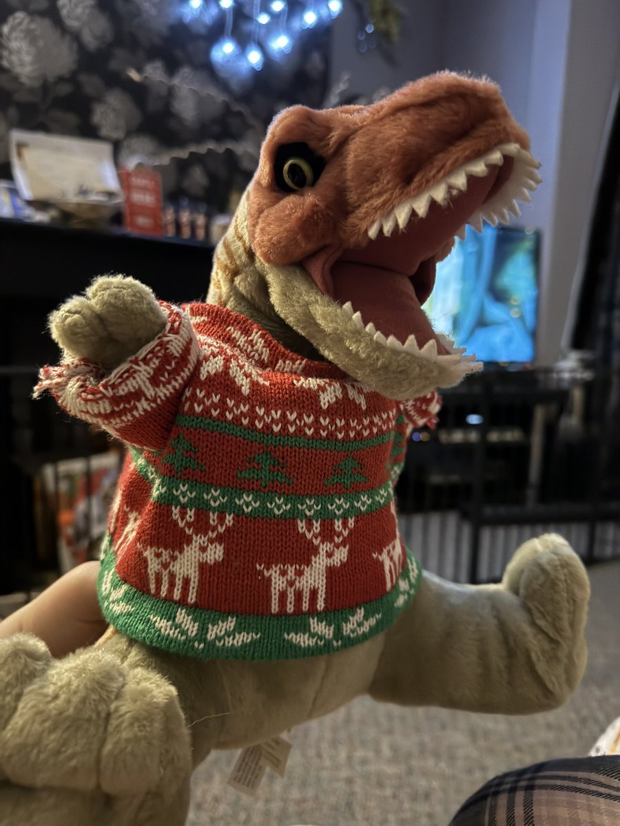 .<a href="/NHM_London/">Natural History Museum</a> my 5 year old Abigail decided her T Rex needed  a Christmas jumper too 😂