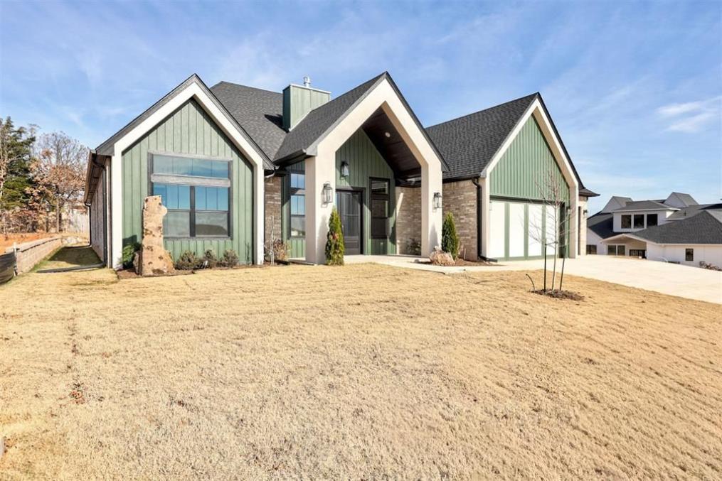 WyattPoindexter's tweet image. Refined single-level living in gated Edmond. Features a unique see-thru fireplace, chef's kitchen, dedicated study, and smart home tech including an EV charging outlet. Listed by Kasey Reyes – The Agency Oklahoma #8001AmberRidgeDR #SingleLevel