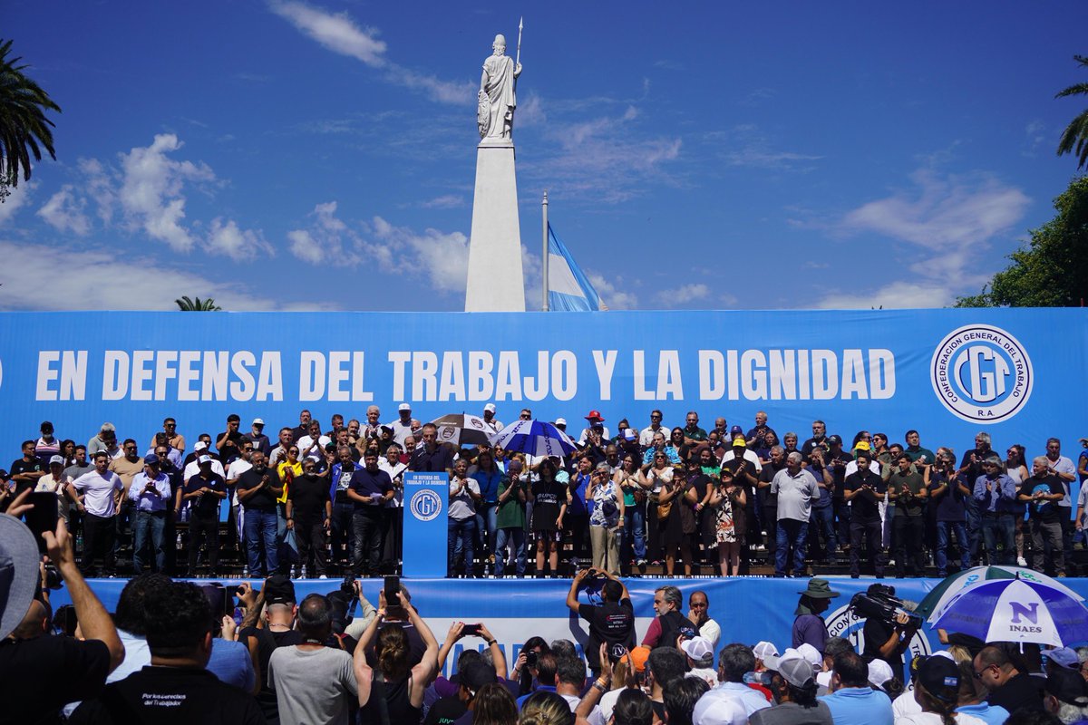☀️🇦🇷 En la columna del <a href="/MOVIMIENTODAF/">Movimiento Derecho al Futuro</a> encabezada por el gobernador @kicillofok marchamos a Plaza de Mayo junto al movimiento obrero organizado, en defensa de la dignidad del pueblo trabajador argentino.
#ReformaAntiLaboral