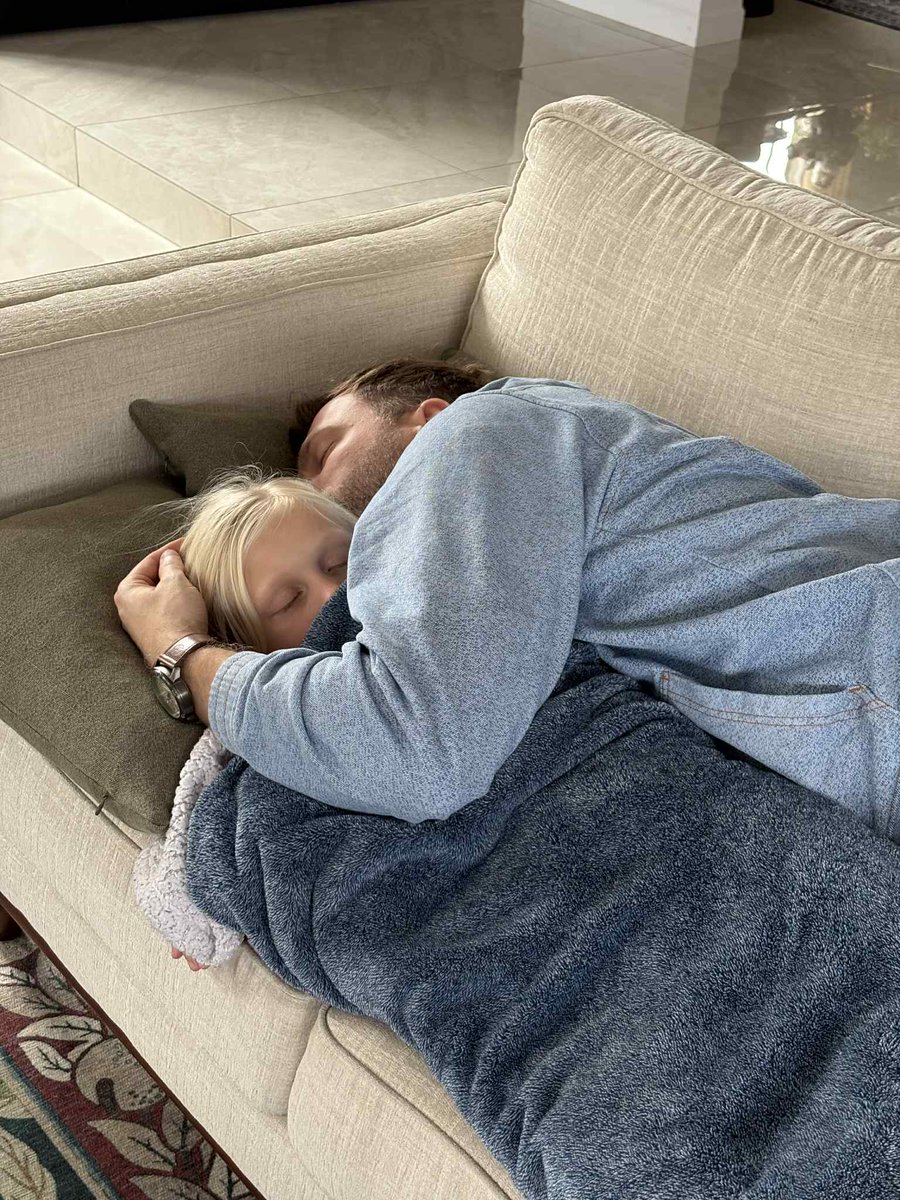 C'est le genre de moment qui va me manquer un jour: une petite sieste en après-midi collé avec un de mes enfants. Un jour, ils seront trop grands pour ça.😢

Et honnêtement, quoi de mieux qu'une bonne sieste après avoir mangé un bon Topla pour dîner? 😅

Dans la course du