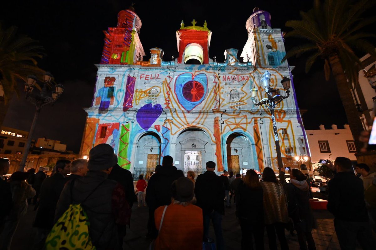 CarolinaDarias's tweet photo. 🎄Esta Navidad, la ilusión de l@s niñ@s ilumina la Catedral de Santa Ana

🎨Más de 60 dibujos llenos de creatividad transformaron la fachada de uno de los espacios más emblemáticos de #LPGC

💫Ver sus creaciones brillar al ritmo de la música fue una experiencia inolvidable https://t.co/2OOTENdaM1