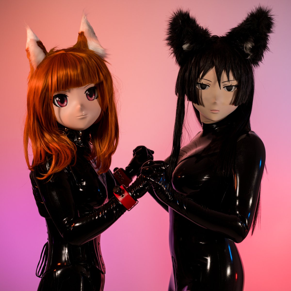 I don't know what I love more, the floof or the shine?
Can't believe I got to meet you <a href="/Kohaku_Kig/">Kohaku</a> !

(📸 - <a href="/MachikadoKig/">MachikadoKig</a>)

#kigurumi #cosplay #latex