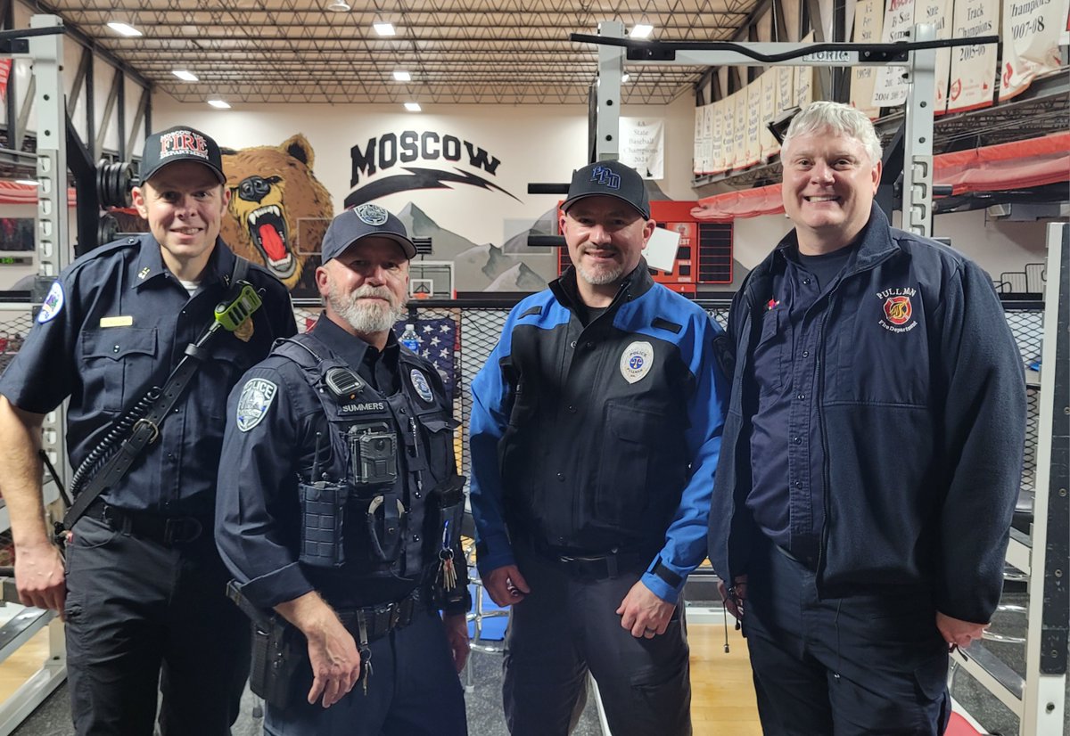 PullmanPolice's tweet photo. Commander Harris was a guest judge for the "Clash of the Combines", an annual competition between Pullman High School & Moscow High School. He joined representatives from Pullman Fire, Moscow PD & Moscow Fire, for an evening of athleticism & school spirit. #GoHounds #PullmanProud https://t.co/3T2kETDVIX