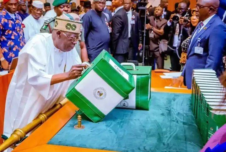 🇳🇬 Nigerians, Bola Tinubu has refused to account to the public on how he spent the 2025 budget, and he is set to present the 2026 Appropriation Bill to the National Assembly this Friday, December 19, 2025.

Despite billions allocated in 2025, there is no clear report showing how