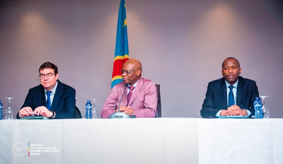 byobe_malenga's tweet photo. Le Ministère de la Santé Publique, Hygiène et Prévoyance Sociale en #RDC a organisé ce 18 décembre 2025 à #Kinshasa un atelier de restitution des résultats de l’enquête #STEPWISE menée dans les provinces de #Kinshasa, #Tshopo et #Kasaï_Oriental, avec l’appui de l’ @OMSRDCONGO et de plusieurs partenaires techniques et financiers.
Le Dr Samuel @rogerkamba a salué le travail remarquable des équipes techniques et des enquêteurs, soulignant l’importance stratégique de ces données pour renforcer la lutte contre les maladies non transmissibles (MNT) en #RDCongo.
Les résultats montrent une augmentation du nombre de personnes exposées aux MNT, principalement en raison de la croissance démographique, mais aussi une baisse encourageante de l’inactivité physique. Le Ministre a rappelé la reconnaissance de l’obésité comme maladie par l’OMS et l’urgence d’intensifier les actions de prévention.
Le Gouvernement a annoncé plusieurs mesures clés : intégration des MNT dans les bases de données nationales, renforcement de la prise en charge communautaire, promotion de la médecine de famille et meilleure répartition du personnel de santé.