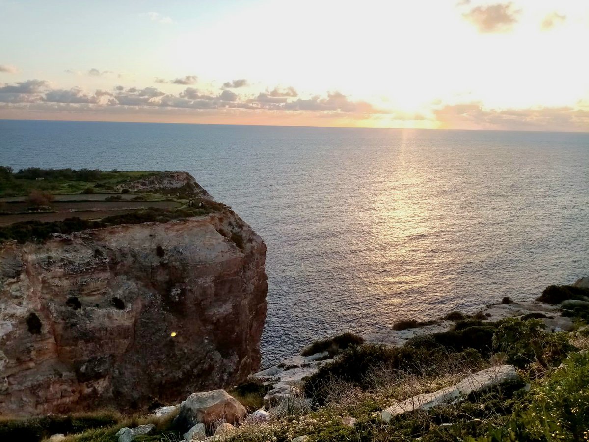 Kamēr es cītīgi apmeklēju pēdējās šī gada lekcijas un nodarbības, vecāki klīst pa salu Vidusjūrā...