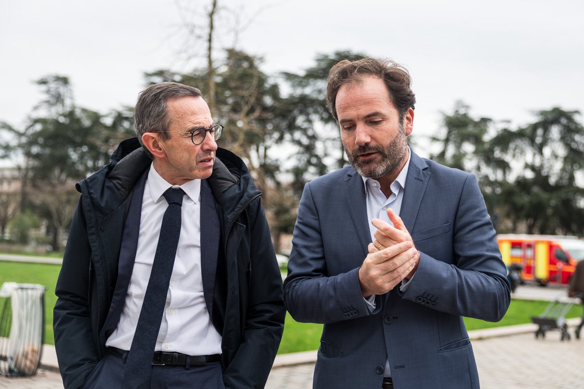 BrunoRetailleau's tweet photo. À Nantes, avec @Foulques44, à l’écoute des commerçants et des habitants, nous constatons ce que la gauche refuse d’admettre : l’insécurité mine le quotidien des nantais. L’échec de la gauche municipale est patent : partout l’insécurité progresse et l’autorité recule. Nantes a besoin de @Foulques44 pour rendre aux nantais la sécurité du quotidien et la liberté de vivre paisiblement.