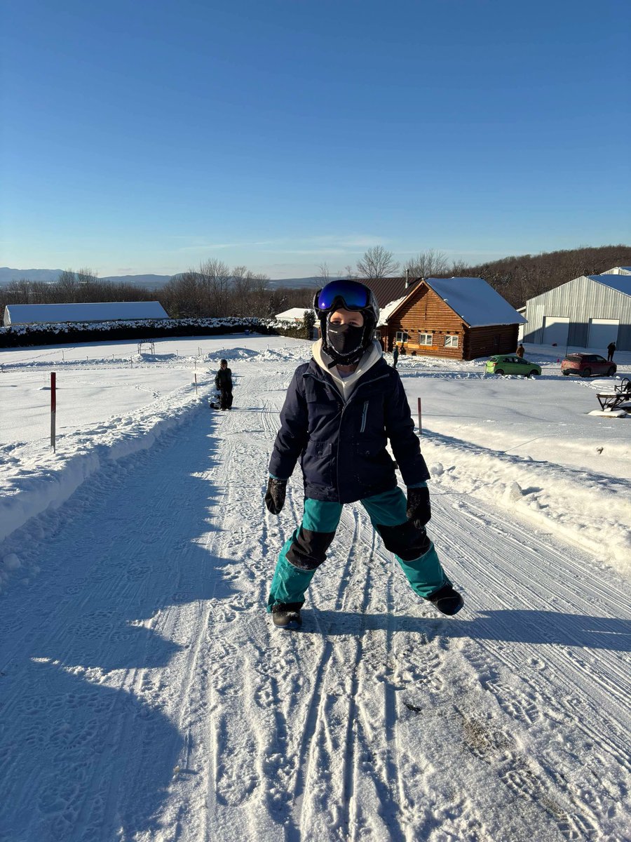 Fait que je tricote un foulard pour la belle-mère de mon frère…
Elle nous prête gratuitement (2e fois) son beau chalet en bois rond dans le canton de Hatley pour notre rencontre de famille le 25… ❤️