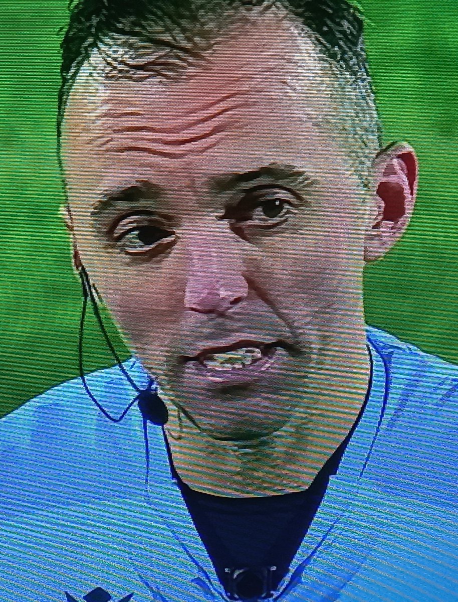 Pinheiro de Natal. Com presente.

(Ai o futebol é um jogo de contacto, ai a intensidade, ai o VAR e o erro claro e óbvio...)
#SantaClaraSporting