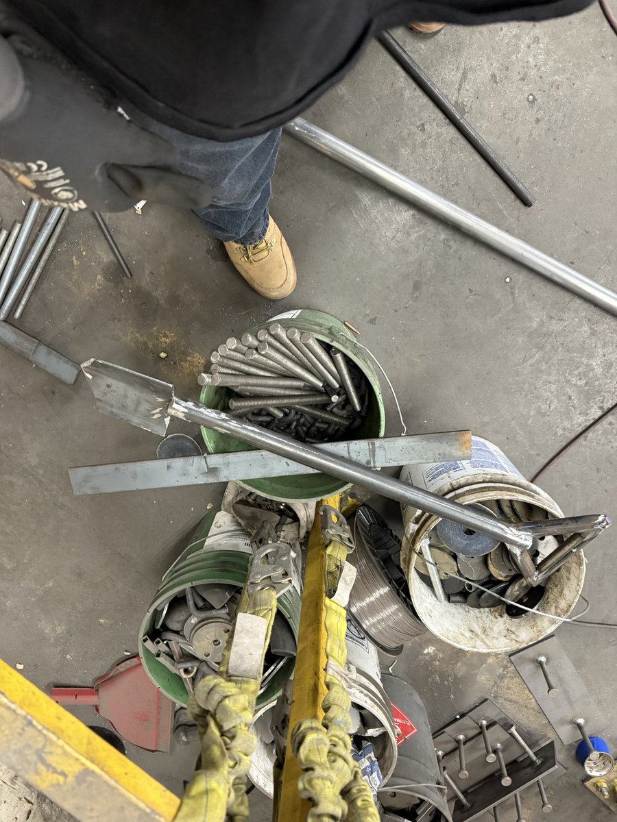xoscarface's tweet photo. Who needs to buy a shovel when you can make one 🤓 https://t.co/jdSix5GbAH
