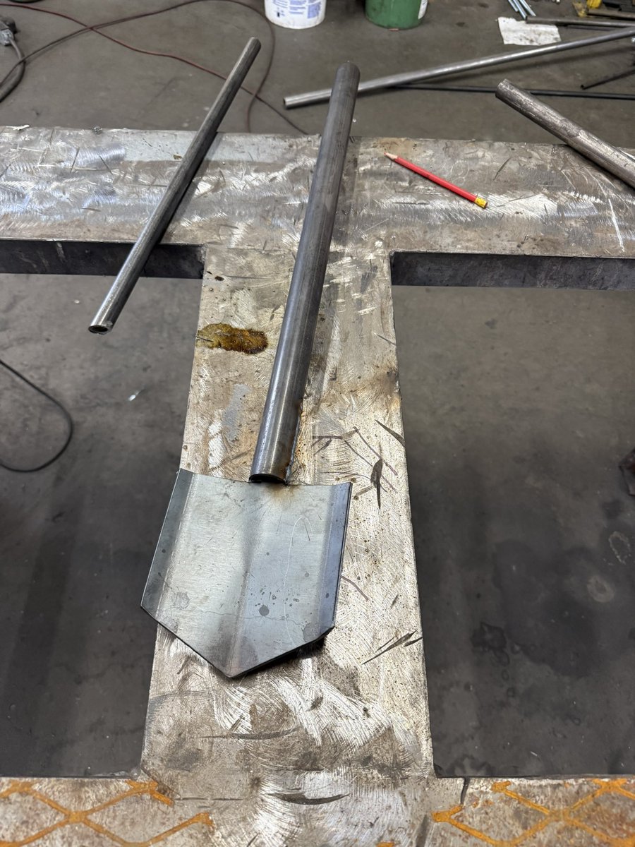 xoscarface's tweet photo. Who needs to buy a shovel when you can make one 🤓 https://t.co/jdSix5GbAH