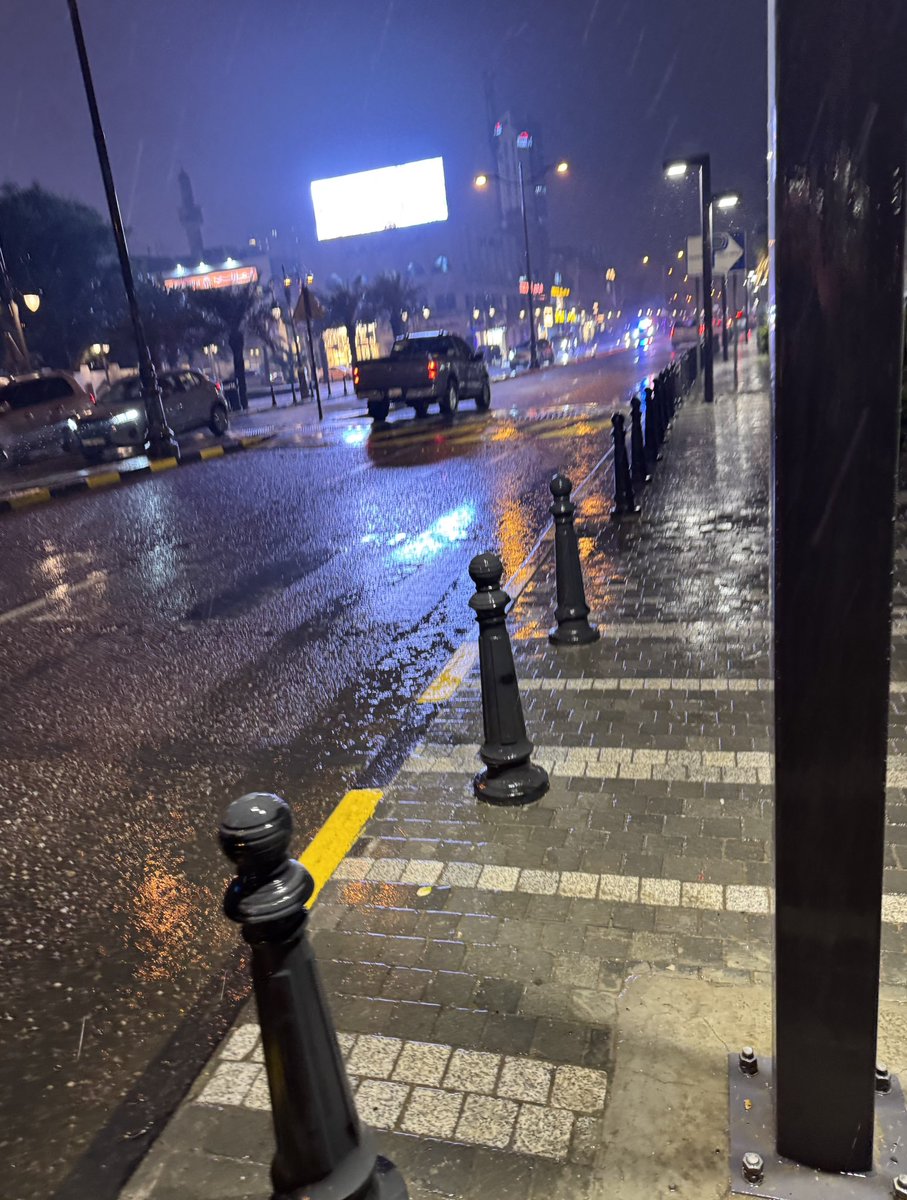 اضطررت مساء اليوم للسير لمسافة ليست بالقصيرة في سوق المباركية، في أجواء من الأمطار الغزيرة والبرد القارس والرياح الشديدة..

فتذكرت بألم أهلنا في غزة وهم يعيشون ذات الأحوال الجوية القاسية منذ أسابيع، بلا مأوى عدا خيام رثة من خرق القماش وقطع البلاستيك، وفي ظروف صعبة جداً وغير