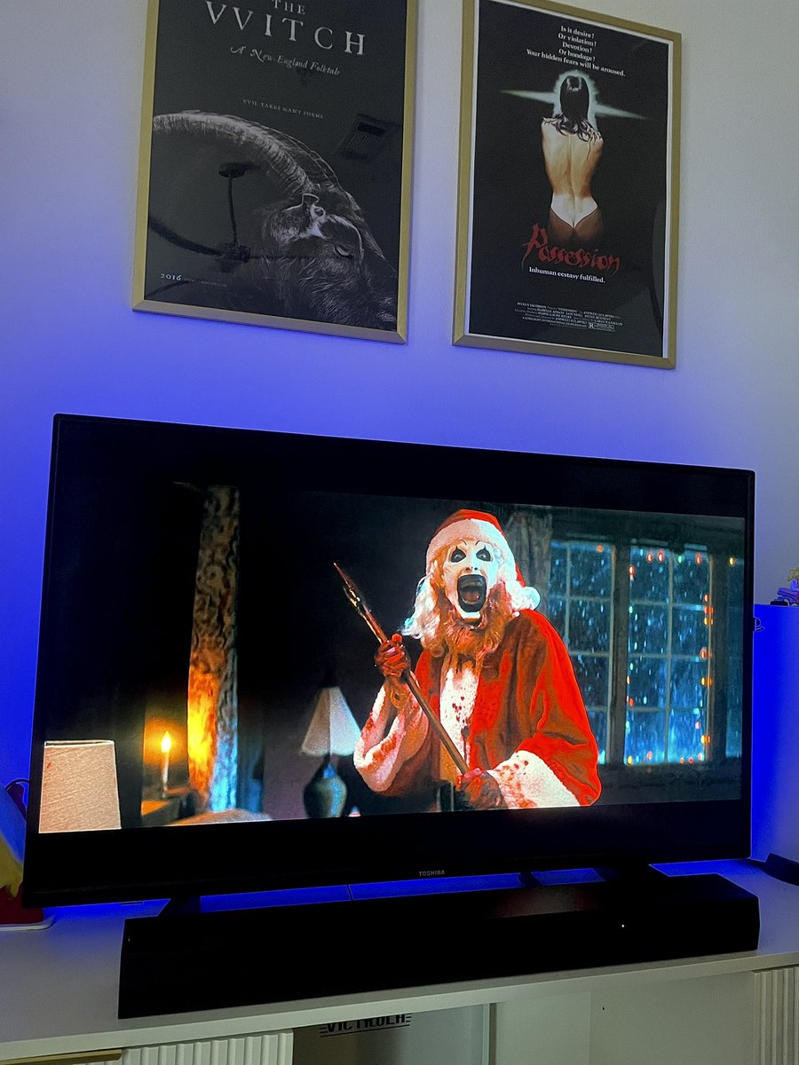 BriAnimator_'s tweet photo. rewatching this stupid christmas movie 🤭 https://t.co/w7gA09wB4T