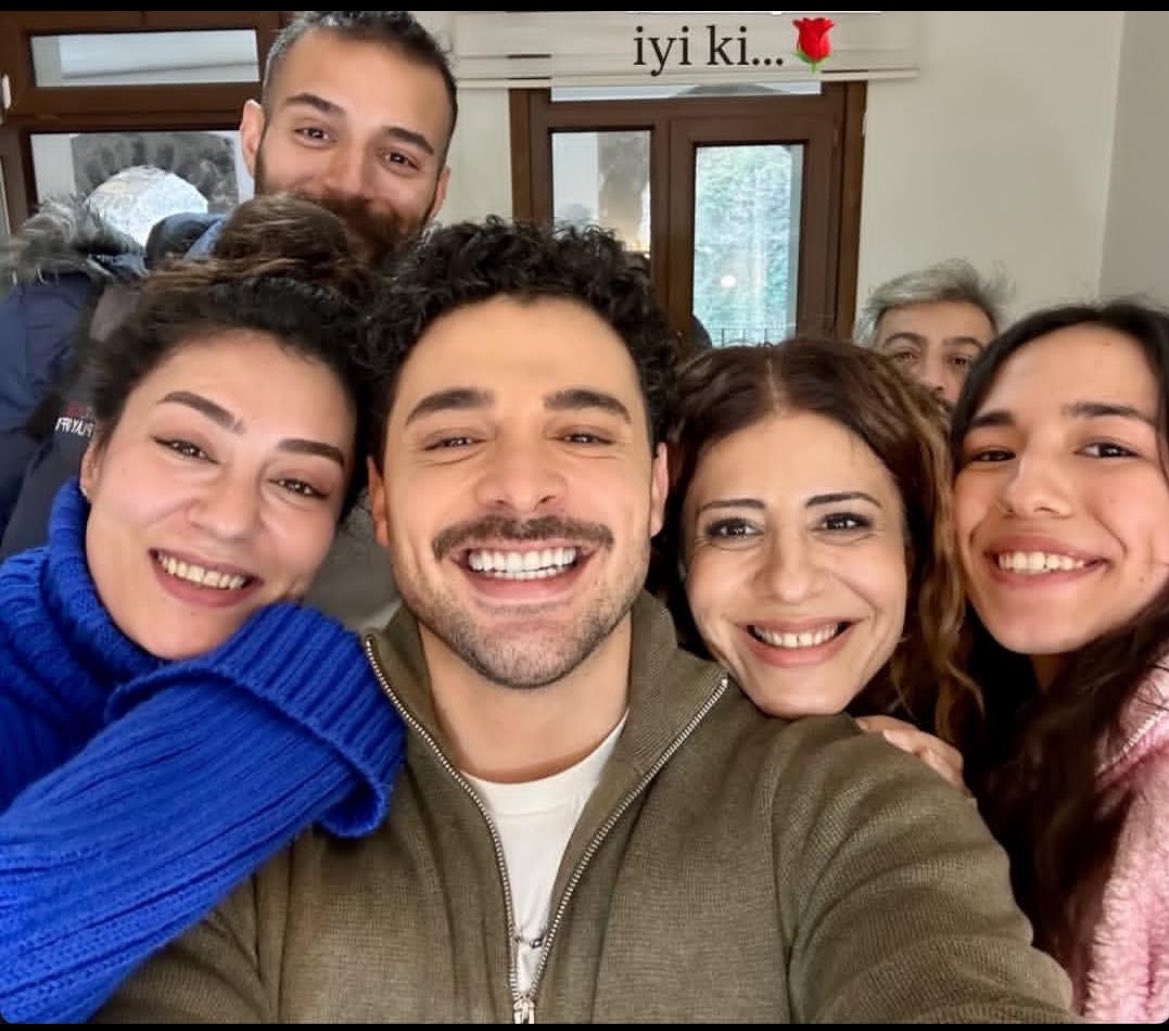 Bayılıyorum bu sıfır egolu nezaket dolu haline canım benim iyi ki sen hep sen 🫶🏻❣️

#HalitÖzgürSarı HalitÖzgürSarı