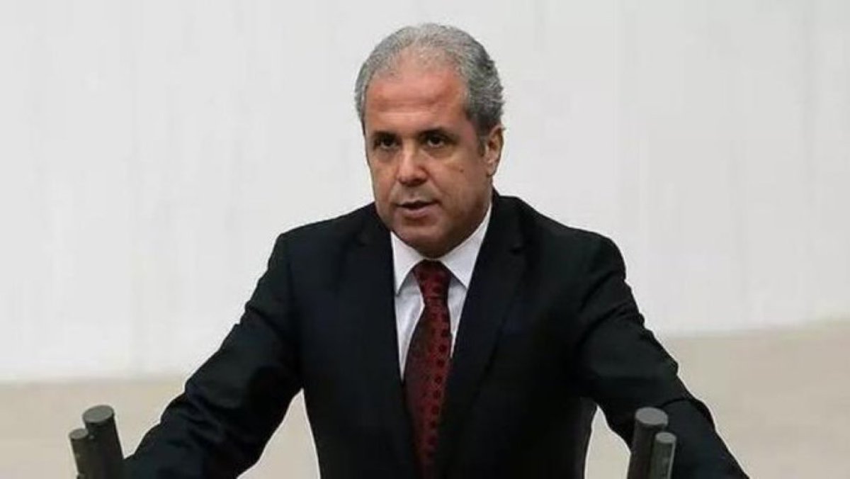 Şamil Tayyar’dan ağır imalar:

“Bir medya yöneticisi, alem sırasında önemli devlet yöneticilerini görüntülü arayarak birlikte olduğu kadınlara güç gösterisi yapıyor.

O kadınlar, ödül olarak Beştepe’ye gönderiliyor.”