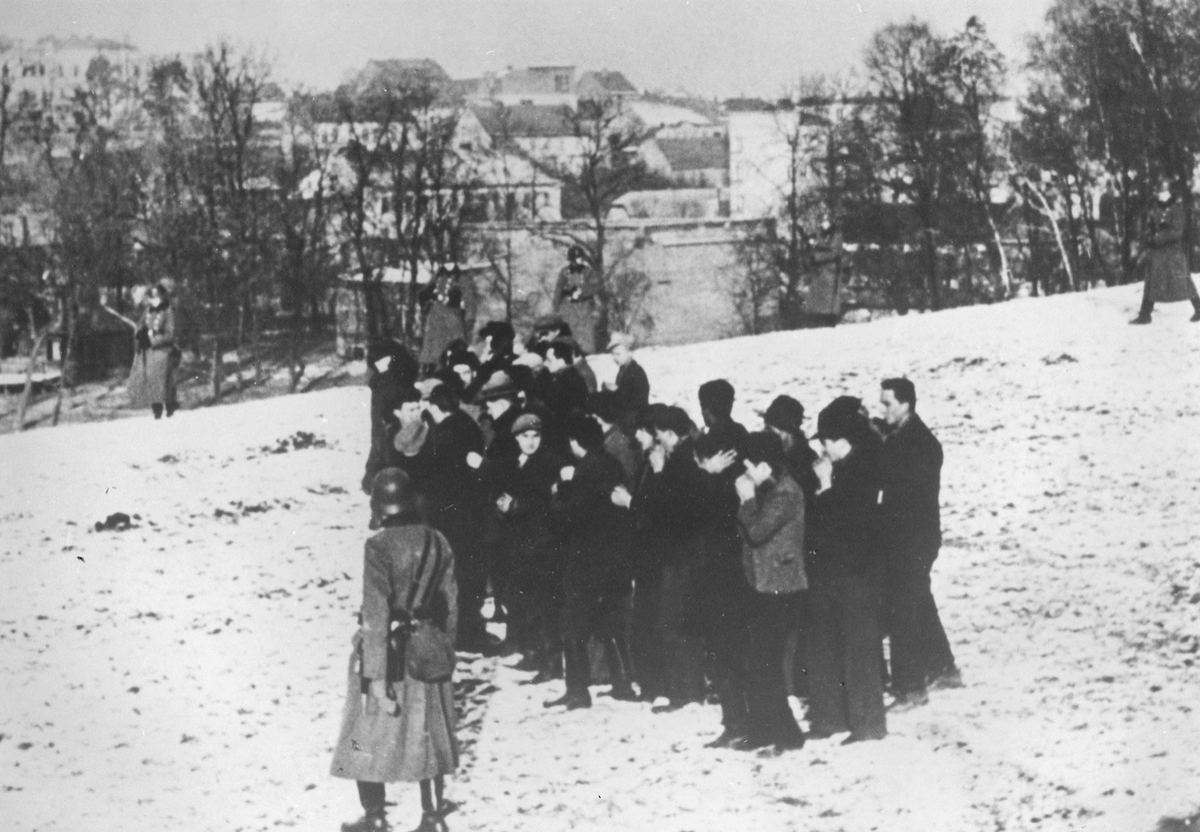 auschwitzxhibit's tweet photo. December 18, 1939 | Bochnia, German-occupied Poland: Over 50 Polish men were executed in reprisal for an attack on a German police station by the underground organization 'White Eagle'.

#AuschwitzExhibition #NotLongAgoNotFarAway https://t.co/q4QKPhvZlX