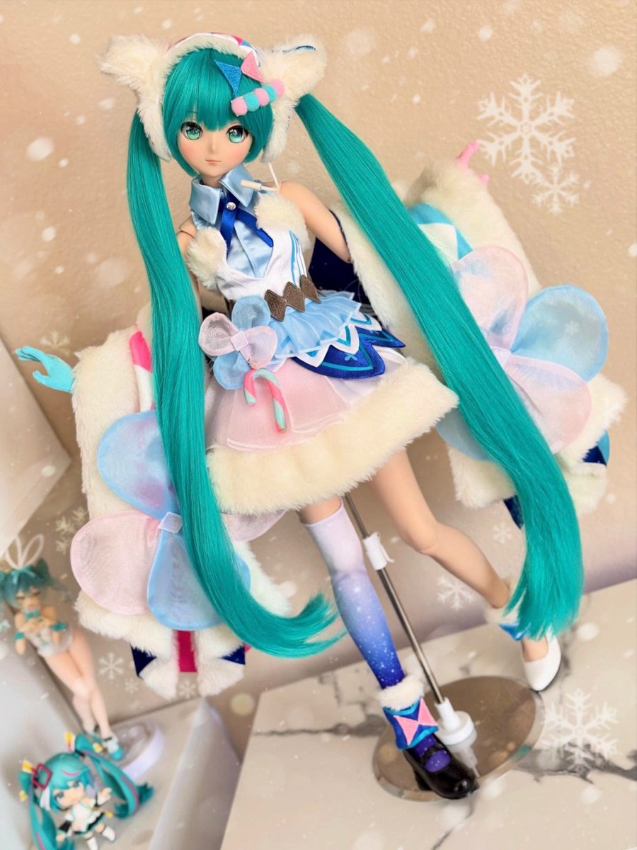 alinekodesu's tweet image. 💞 Because you’re here
「愛されなくても君がいる」🩵

It may be cold outside, but my heart melts for Miku! 💞 I’m so happy I can finally celebrate Christmas with this beautiful Magical Mirai 2020 Winter outfit I’ve been waiting years to share!🎄❄️🩷✨☃️
