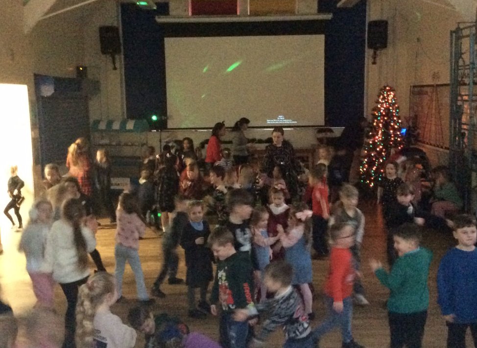 BirstallAcad13's tweet image. 🎄✨ Our youngest chn had an absolute blast at the Christmas party! 🎉 Thank you to all the amazing parents for sending in party food &amp;amp; festive outfits – the chn loved playing games, dancing &amp;amp; celebrating together. What memories we are making! ❤️ #BirstallPrimary #ChristmasJoy