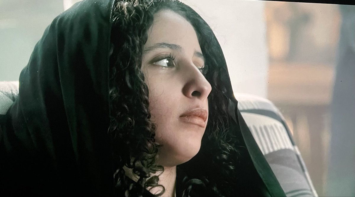 wasmiya1_q8's tweet photo. #حالات_نادرة

الحالة في الحلقة ٩: جوان
المشكلة: جريمة قتل

الحلقة تأخذك إلى فوضى حقيقية داخل العقل..
تماماً كما يشير عنوانها: "فوضى في عقلي".

في البداية، يبدو أن ما تعانيه جوان مرتبط بإهمال عاطفي من قِبل والدتها؛ فتاة وحيدة خلقت صديقة غير مرئية imaginary friend وأسمتها "سميرة".
ومع تعمق السرد وحديثها المتواصل مع الطبيب، تتسع مساحة الشك:
هل سميرة مجرد وهم؟
��م تفسير آخر؟
وهل ما تعيشه جوان حالة نفسية معقدة؟

حتى قراءة الشيخ عليها، التي بدت كحل محتمل، لا تقدم إجابة حاسمة.

جوان تشير إلى أن شخص مقرب منها كان له تأثير عميق في ما تمر به، مستندة إلى خبرته في مجال عمله ومعرفة مؤثرة، دون أن تتضح الحقيقة كاملة.

الدكتور في حالة ارتباك، جوان منهارة، لكن يظهر طرف ثالث.. اختار أن يمنح جوان التصديق والاحتواء بدل التشكيك.

وفي خط موازي، تتصاعد أزمة الدكتور خالد مع عائلته، وتحديداً مع ابنته يارا.
فيبدأ النظر إلى معاناة ابنته بوصفها صدمة وحالة تحتاج تشخيص، لا احتواء!

وهنا تتركنا الحلقة مع سؤال مفتوح دون إجابة جاهزة:
من الذي ي��تاج المساعدة فعلاً؟ يارا.. أم والدها؟