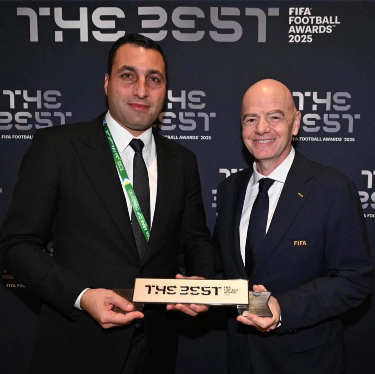 TopipeNet's tweet image. بەپەلە بەپەلە
جیانی ئینفانتینۆ سەرۆکی فیفا لە وڵاتی قەتەڕ خەڵاتی ( زە بێست) بۆ باشترین هاندەری جیهانی ساڵی 2025 رادەستی عەمار فەرهاد سەرۆکی یانەی زاخۆ کرد :

پیرۆزە لە زاخۆی کوردان❤️🤍

#زاخۆ #زاخو #نادي_زاخو|#ZakhoSC #Zahko #TheBest #FIFATheBest #FIFAFanAward #FIFAFootballAwards