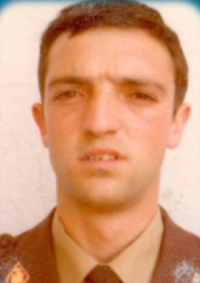 Un día como hoy de 1988 #ETA asesinó en #Éibar al <a href="/policia/">Policía Nacional</a> JOSÉ ANTONIO BARRADO RECIO.

Le alcanzó la explosión de un coche-bomba al paso de un convoy policial que se dirigía al estadio de <a href="/SDEibar/">SD Eibar</a>.

HB boicoteó el minuto de silencio por la víctima en #Ipurúa.

#MEMORIA