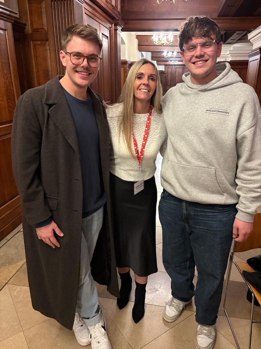 Staceyk51's tweet image. A big #ThankYouThursday to Zak &amp;amp; Alec who are taking on the London Marathon for @mndassoc in support of their beloved uncle 🥰 

They are also raising vital awareness on insta &amp;amp; tik tok with #MilesForMoody

Follow here: 
instagram.com/madmoodyrunner…

tiktok.com/@madmoodyrunne…