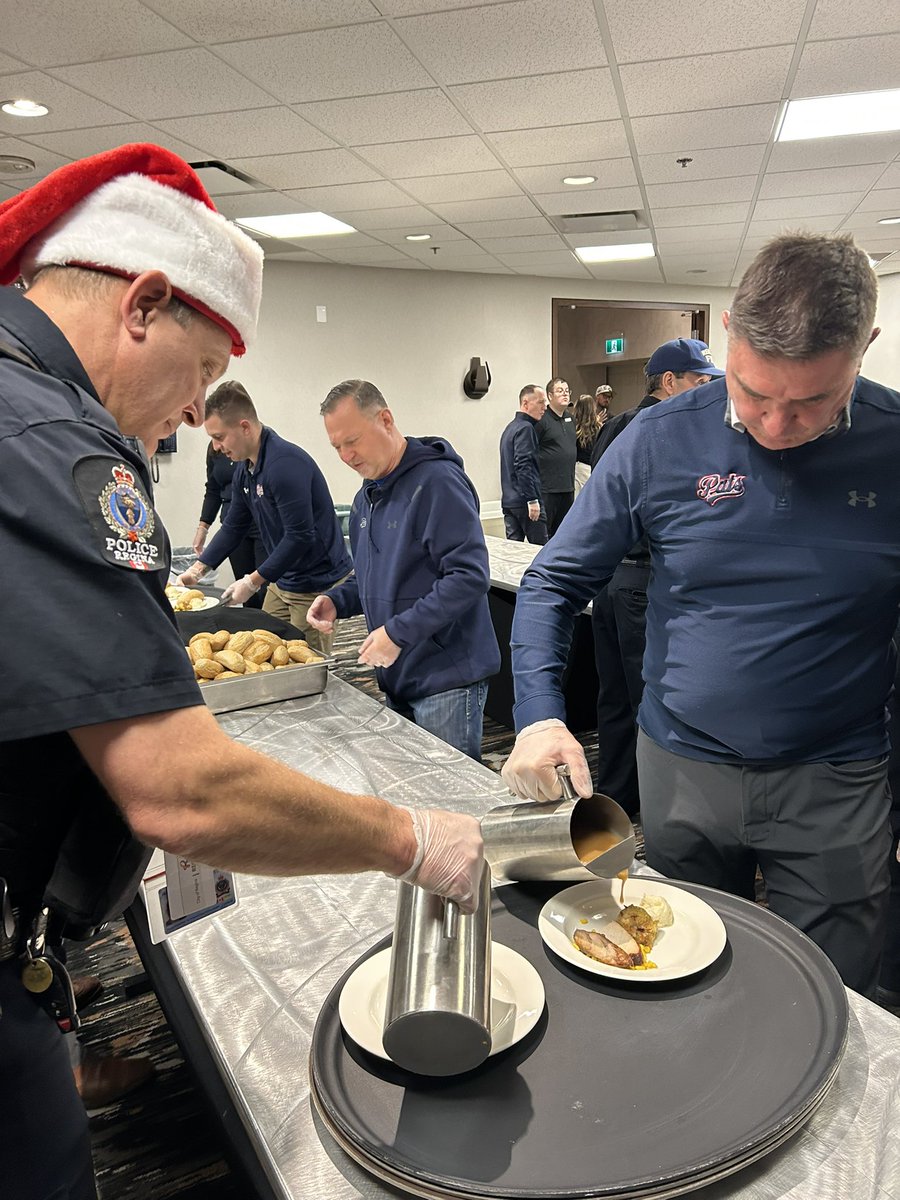 Holiday vibes! 🎄
Our K9 and ops crew spent some quality time at the <a href="/DoubleTreeYQR/">DoubleTree by Hilton Regina</a> supporting the School Kids Christmas Lunch. Lots of smiles, great energy, and a full shift of giving back.

#ReginaPatsHockey #PatsCommunity #chirstmasvibes #BlueRunsDeep