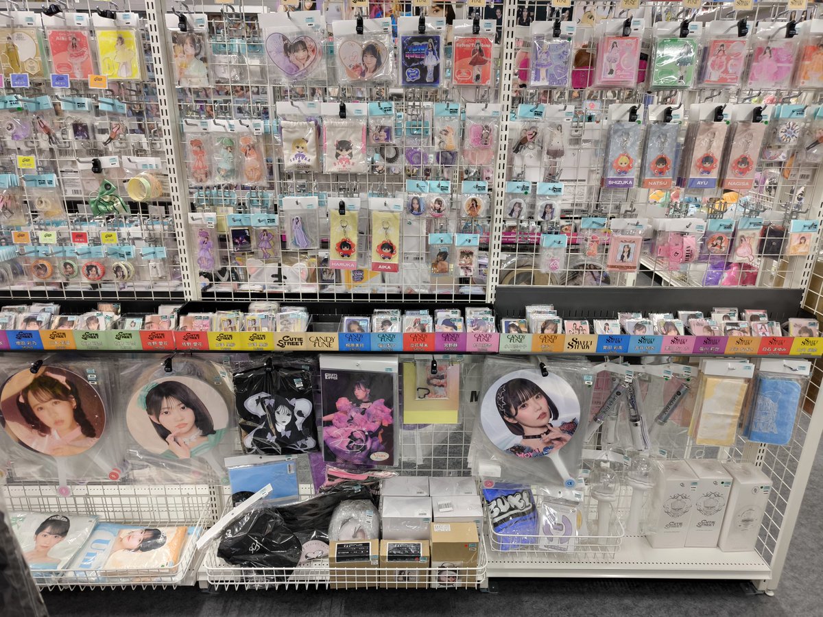 KAWAIILAB 🎀 【コーナー紹介】 トレカやアクスタ、うちわやサイン入り