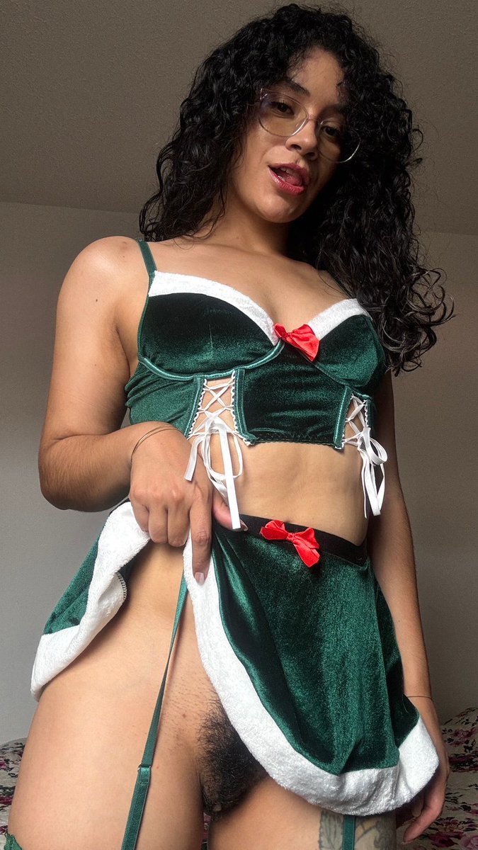 ✨christmas mode If a real, wet hairy pussy turns you on, you'll find what you're looking for here... 🔥 Come see everything uncensored on my OnlyFans 👉 onlyfans.com/charlelynz

#photography #onlyfans #onlyfansgirl #GIRLS #hairy
