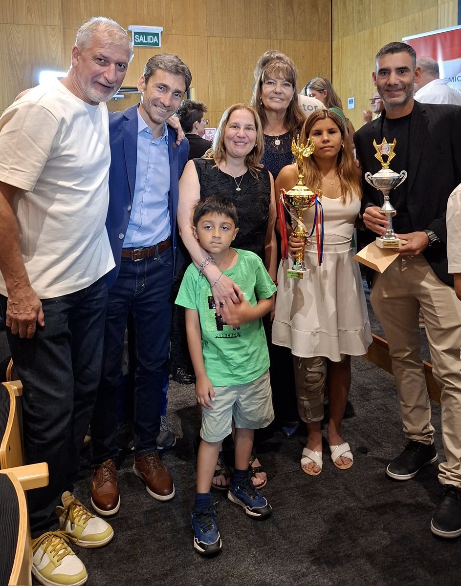 ArielaSzpanin's tweet photo. 🙋‍♀️🙌 Participé de la 46° Gala de Premiación “Córdoba Cuna de campeones” 🏅🏆organizada por el @CPDCBA 

💪 Un encuentro para reconocer el esfuerzo, la constancia y los valores que el deporte transmite, y para celebrar a quienes representan a Córdoba con compromiso y pasión. https://t.co/GNo4Ss8mts
