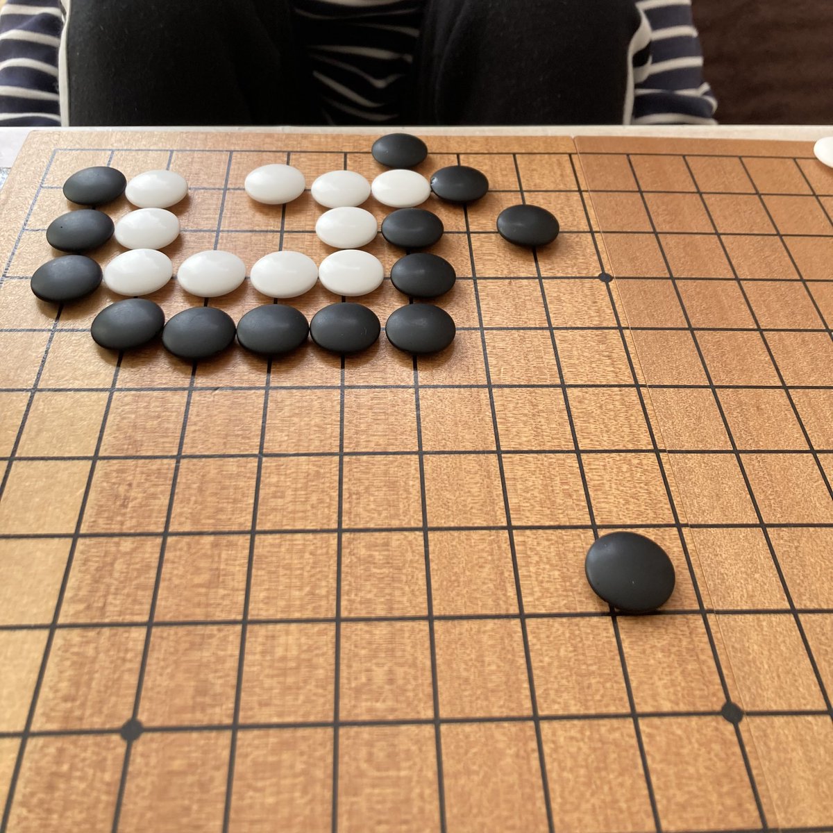 SharpKAIBUN's tweet image. 昨日の娘との一局からの詰碁祭り🌵
たまに【遥かな高みから】みたいな手を打ってくるのが面白いです