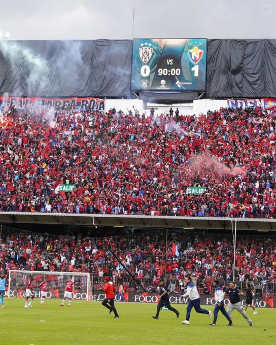 KevinCr29's tweet photo. Cantaron JUGADORES EN UNA FINAL, son hinchas del exito no de su equipo. Enserio que asco ser de LIGA!pd: se burlaron ayer de Pineida y el karma los cocino.... https://t.co/bAk1iOZUv7